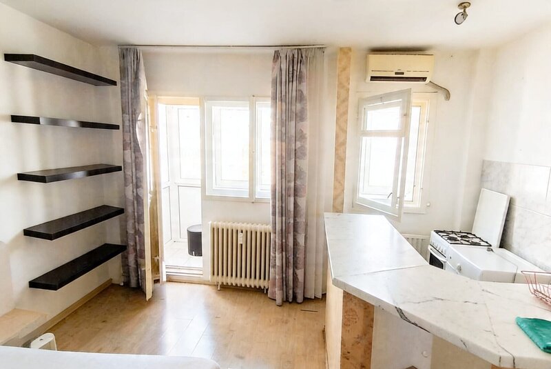 Basarabia - Tina Petre, Bloc mixt- garsoniera